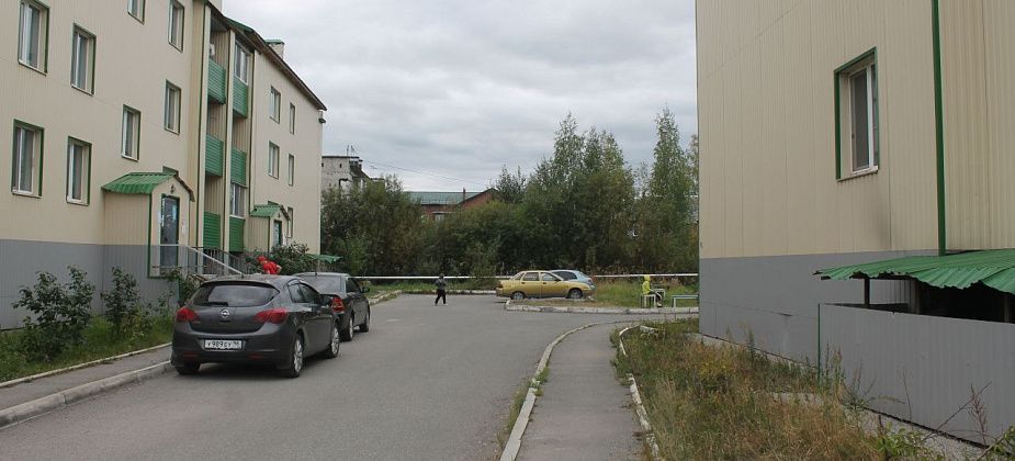 "Чтобы съездить с детьми в больницу, приходится идти до конечной". Жители дома на Сортировке жалуются на плохую инфраструктуру и "картонные" стены