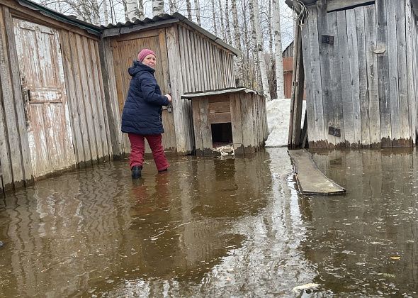 “Еще немного и вода будет в бане”. Участки серовских садоводов затопило вешними водами