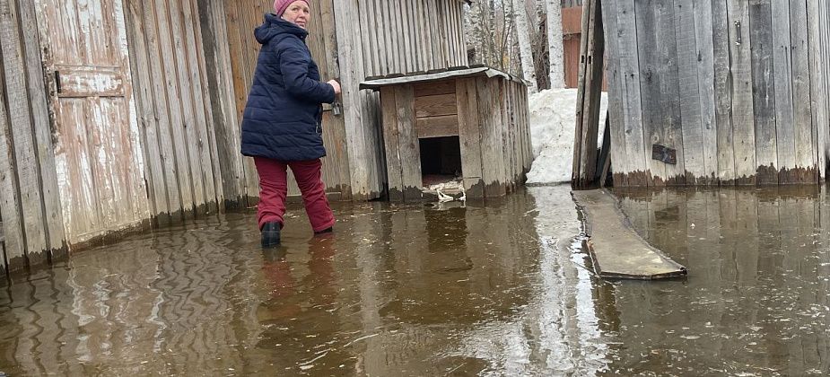 “Еще немного и вода будет в бане”. Участки серовских садоводов затопило вешними водами