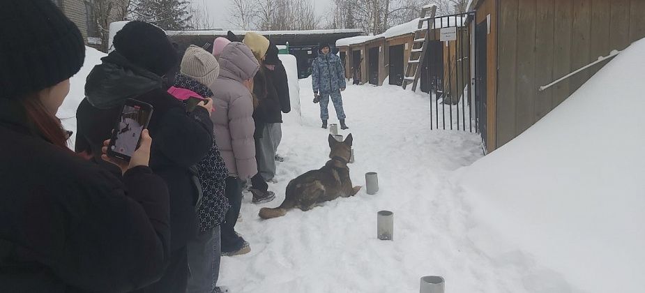 Полиция Серова провела школьникам из Красноярки урок мужества