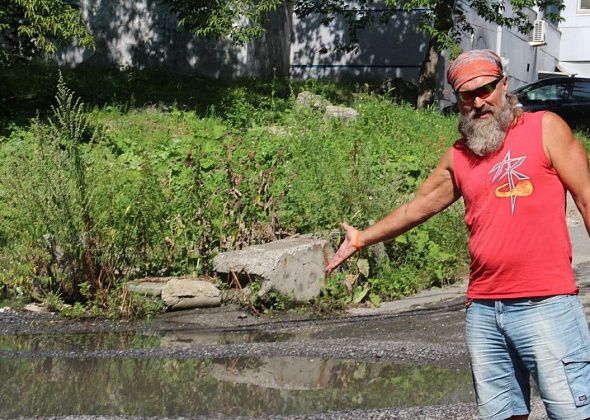 “Все бежит и ничего не решается”. По центральным улицам Серова льются зловонные ручьи