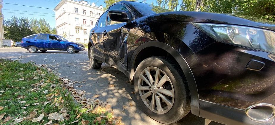 "Один поторопился, второй не посмотрел". В Серове ВАЗ столкнулся с иномаркой