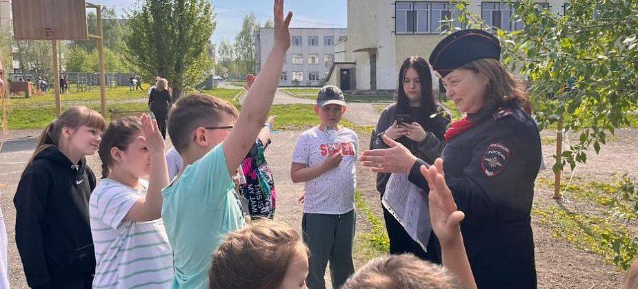 Полицейские «провели» юных серовчан «Тропой безопасности»