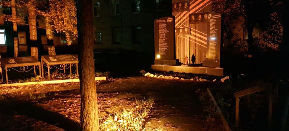 "В знак огромного уважения". В Серове осветили мемориальный комплекс памяти медиков