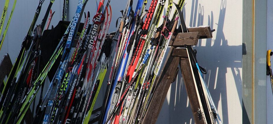 С поставщика спортинвентаря в одну из серовских школ взыскали стоимость 79 пар некачественных лыж
