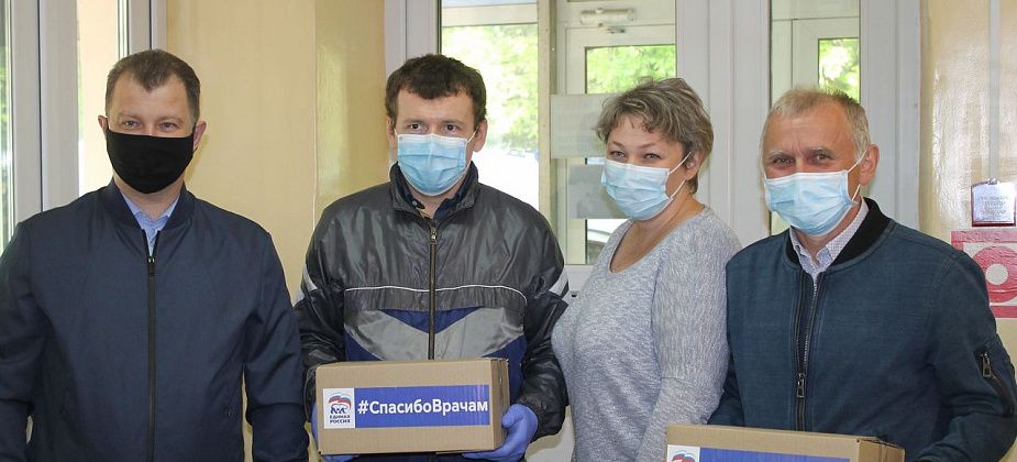 "Единая Россия" подарила серовским врачам чайные наборы