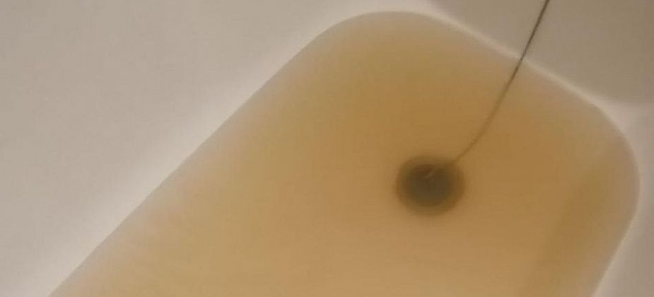 Жители поселка Энергетиков жалуются на грязную воду. Но поселок может и вовсе остаться без водопровода?