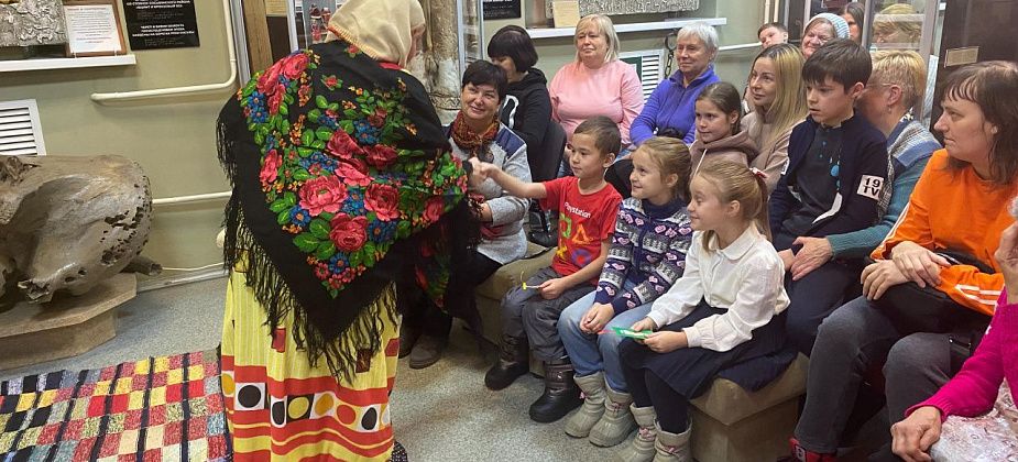 Во время "Ночи искусств" серовчане рисовали "Уральскую розу" и смотрели моноспектакль "Дураки всея Руси"