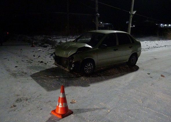 В Серове столкнулись ВАЗ и "Фольксваген". Иномарка сбила двух женщин. Они госпитализированы 