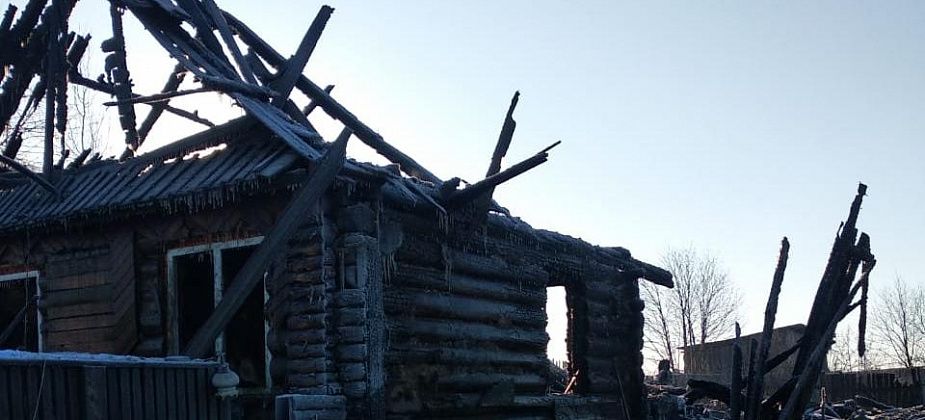 «Полыхнуло все разом, очень быстро - и все…» У многодетной семьи из Филькино сгорел дом. Нужна помощь