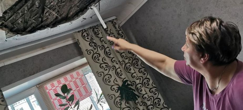 “Такой грохот был…” Серовчане не дождались ремонта кровли – в квартире рухнул потолок