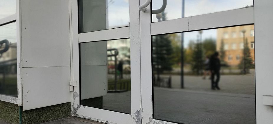 Администрация починила двери. Их сломал серовчанин, который хотел спрятаться в мэрии от преследования