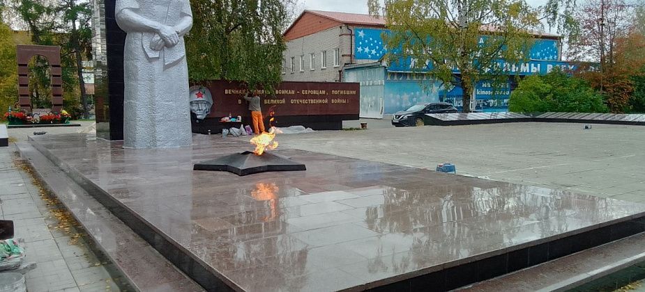 В Серове завершаются ремонтные работы на мемориале “Вечный огонь”