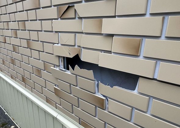 В Серове хулиган испортил недавно отремонтированный фасад кинотеатра “Родина” 