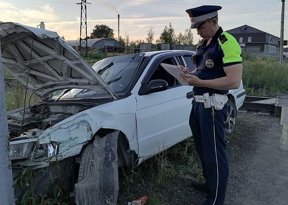 Бесправная автоледи въехала в столб на железнодорожном переезде в Серове и получила травмы