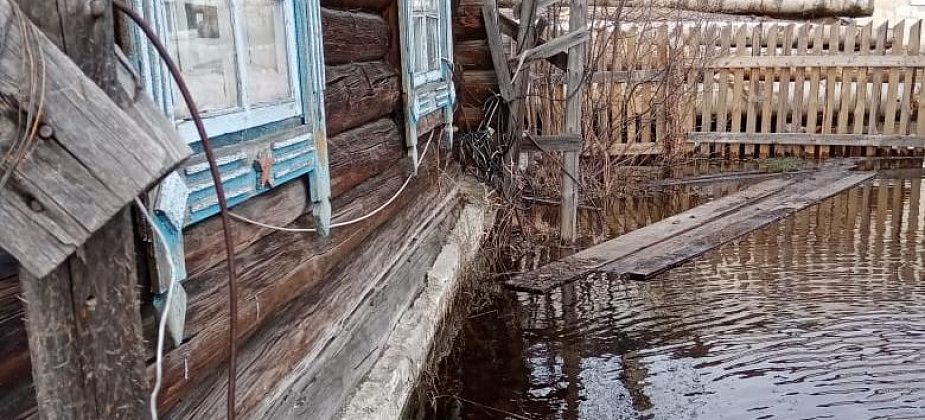 Власти Серова начали отводить воду от затопленных домов в Красноглинном