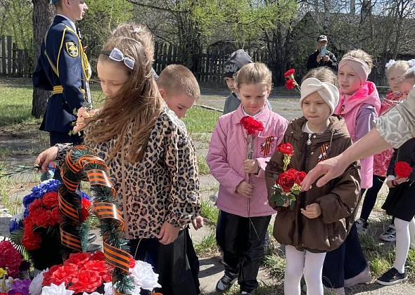 Юные серовчане возложили цветы к мемориалам