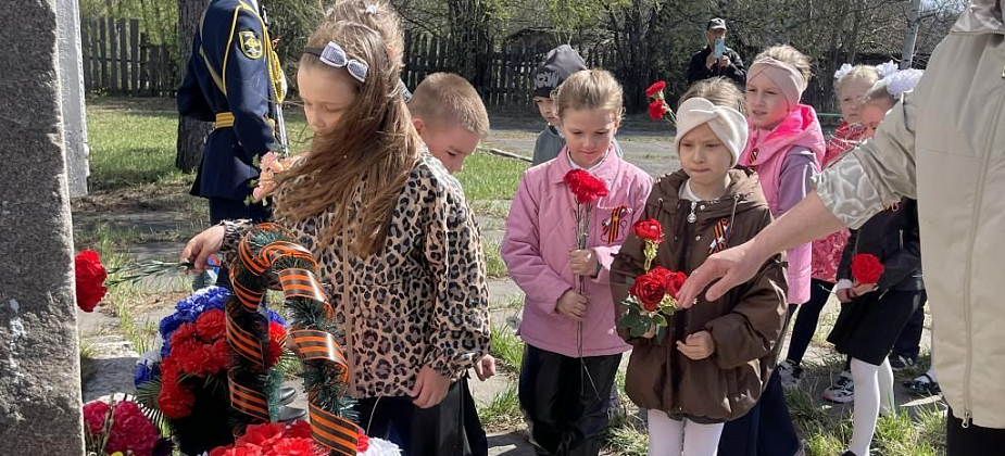 Юные серовчане возложили цветы к мемориалам