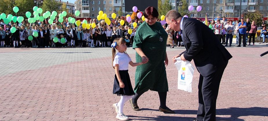“А сейчас вы - настоящие школьники”. В Серове прошло Посвящение в первоклассники