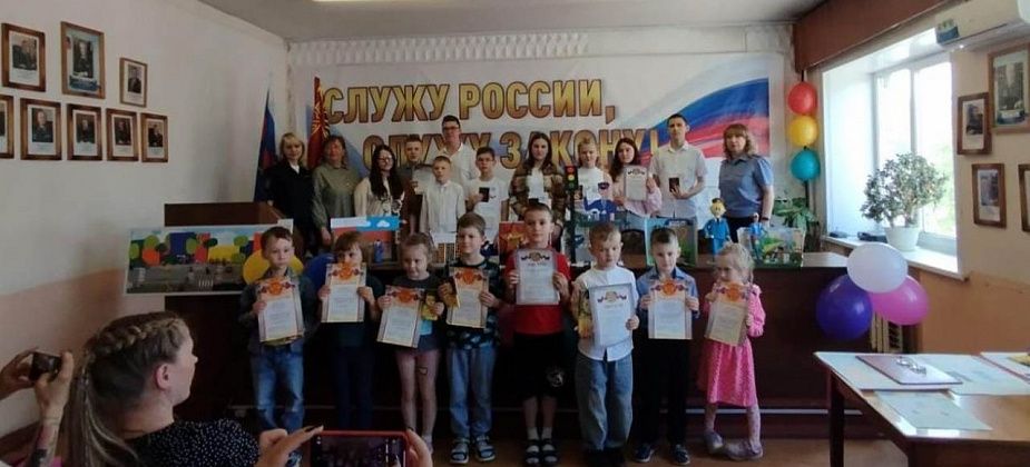 Полиция вручила юным серовчанам паспорта и наградила за участие в конкурсах