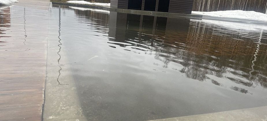 Засасывающая канава не справляется. Депутаты обсудили лужу в зоне отдыха на водохранилище