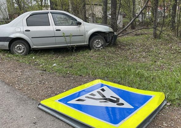 Легковушка в Серове снесла знак и врезалась в дерево