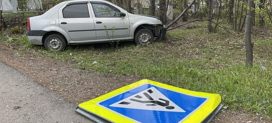 Легковушка в Серове снесла знак и врезалась в дерево