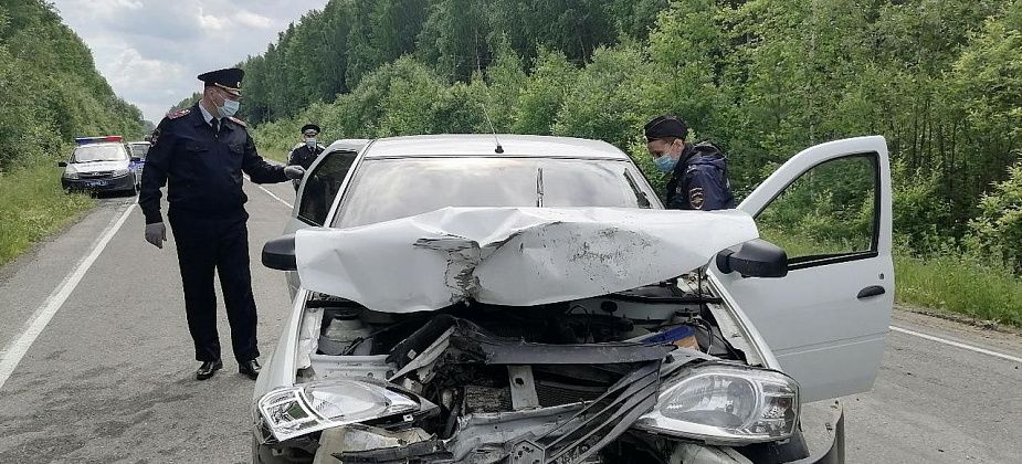 На трассе Серов - Сосьва Renault Logan врезался в седельный тягач