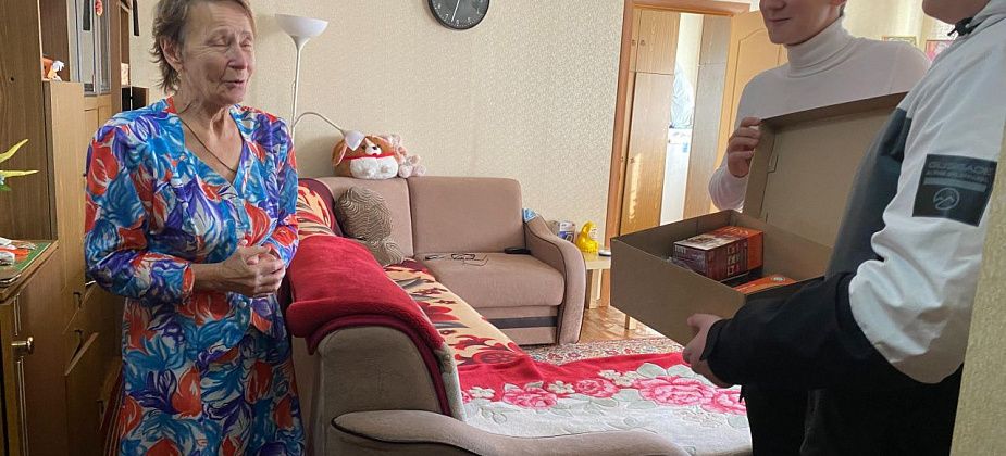 Волонтеры вручают подарки одиноким пожилым серовчанам