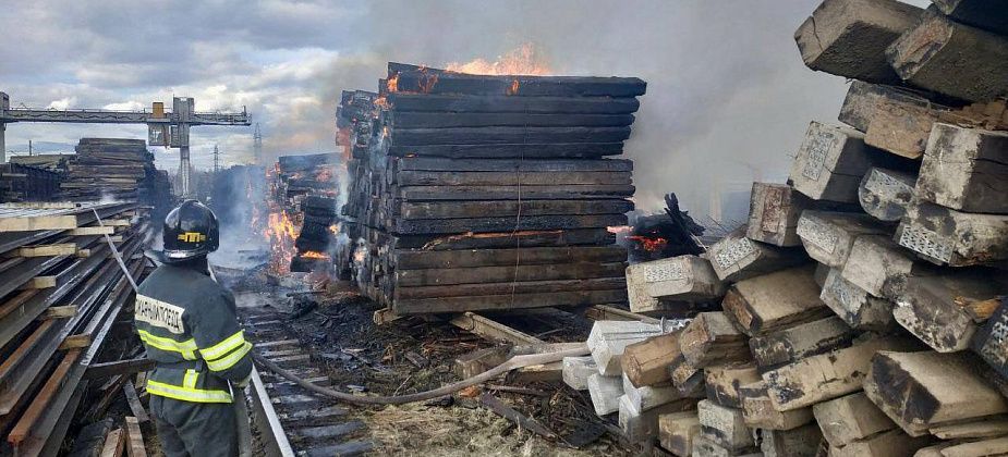 В Серове на территории Путевой машинной станции загорелись шпалы. На тушение выезжал пожарный поезд
