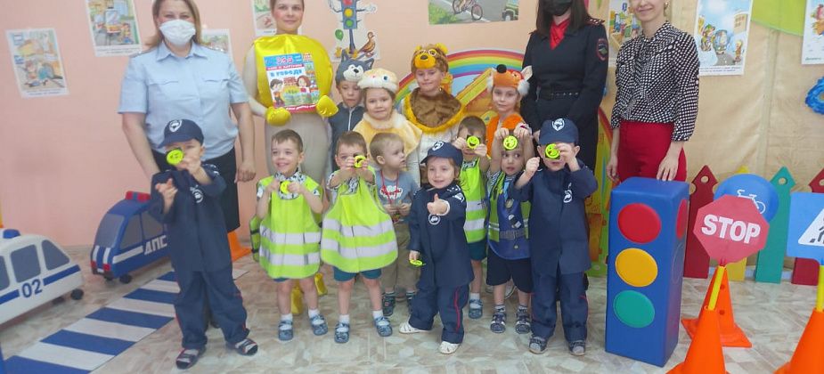 В Серове детсадовцы приняли участие в театральном представлении по правилам дорожного движения