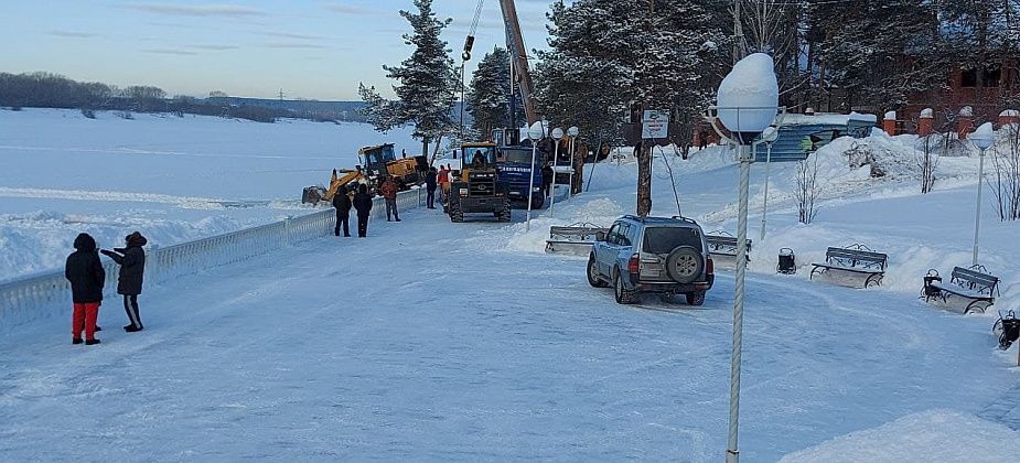Во время подготовки крещенской иордани в Краснотурьинске под лед ушел погрузчик