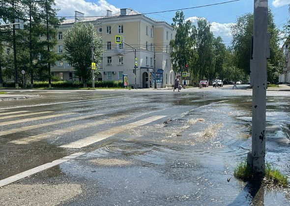 “Износ сетей, вполне возможно - гидравлический удар”. В центре Серова произошла коммунальная авария