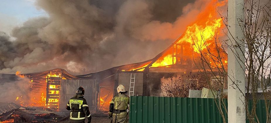 На улице Кутузова в Серове горело два дома. Пострадал человек