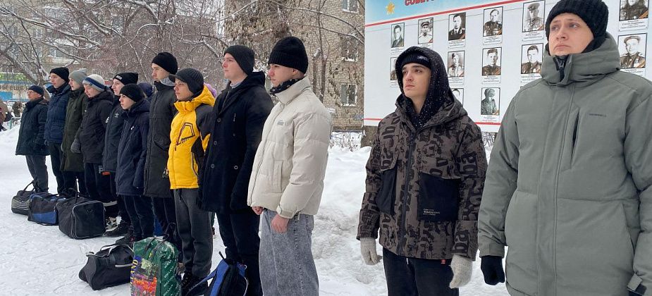 В рамках осеннего призыва на срочную службу в армию из Серова отправилось 15 новобранцев