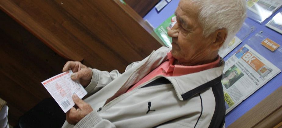 "Спасибо редакции за приз". Победитель розыгрыша, проведенного "Глобусом", получил первые лотерейные билеты