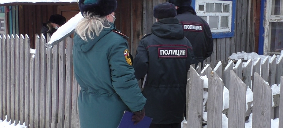 В Серове полицейские и сотрудники МЧС посещают семьи, состоящие на учете 