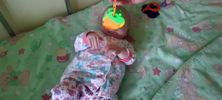 Суд отпустил домой мать, которая с рождения держала дочь в шкафу и не кормила