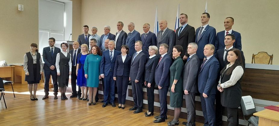 Депутаты распределили между собой рабочие комиссии Думы и заблокировали создание парламентской группы "Серов – это мы!"
