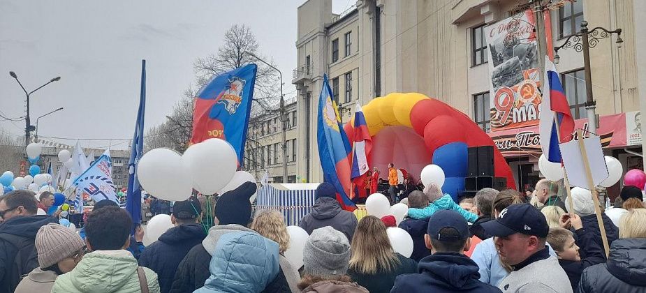 На Первомай в Серове состоялись шествие и концерт 