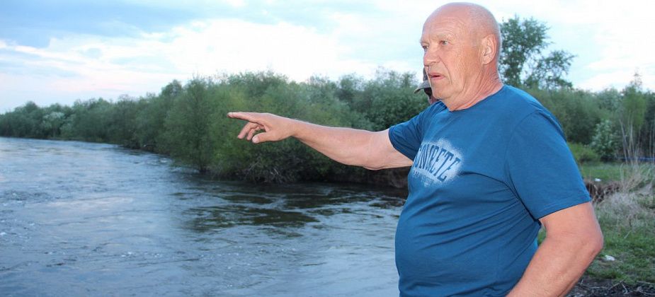 «Тут все будет размывать, съезжать надо». Каква подмывает берег у садов