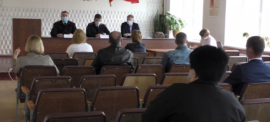 Полицейские Серова провели рабочую встречу с представителями финансово-кредитных организаций. Тема - профилактика мошенничества