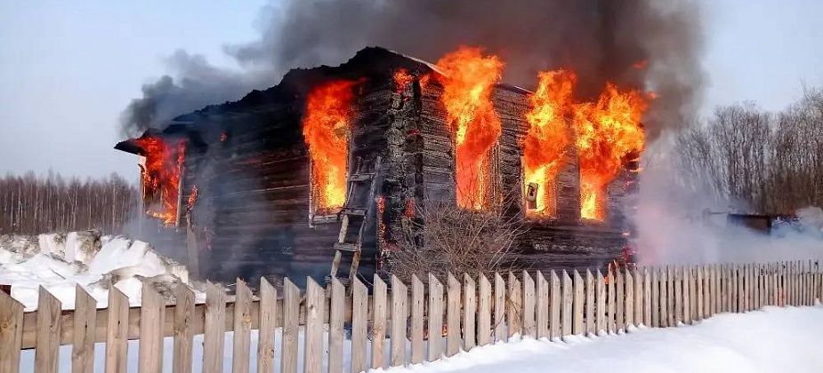 Из-за не прочищенной дороги огнеборцы не смогли добраться до горящего дома под Серовом