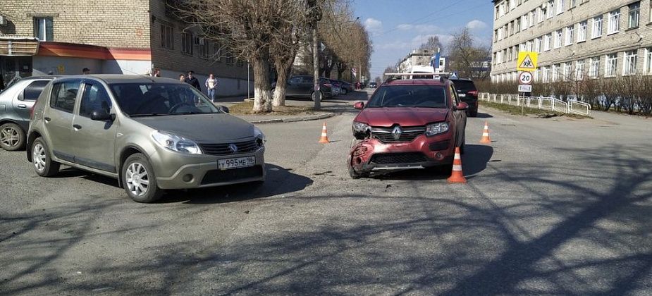В Серове ГИБДД выясняет обстоятельства ДТП с четырьмя авто