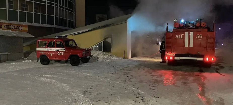 Из-за пожара на подземной парковке из серовской многоэтажки эвакуировали 44 человека