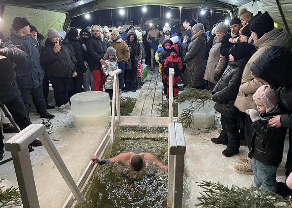 “Это - закалка для организма”. Серовчане в Крещение окунулись в купель