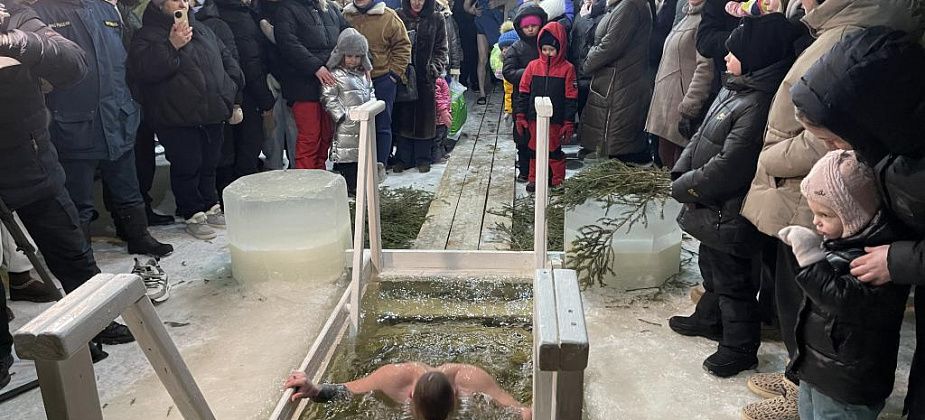 “Это - закалка для организма”. Серовчане в Крещение окунулись в купель
