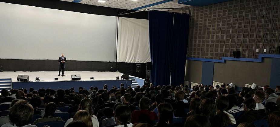 Полиция собрала серовских школьников в «Родине», чтобы поговорить о мошенниках