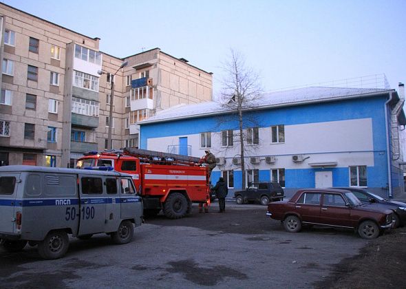 Пьяный серовчанин на спор залез на крышу клиники. А спуститься - не смог… 