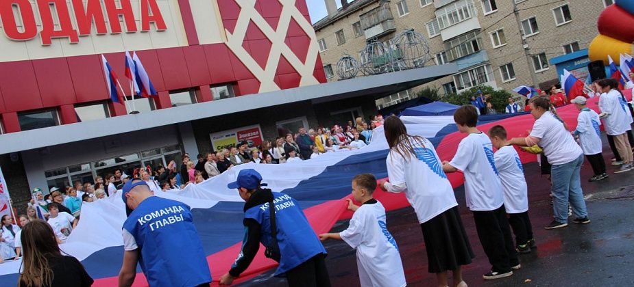 Вручение паспортов, чествование "Команды главы". В Серове отметили День государственного флага России